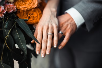 男人和女人戴着银戒指
